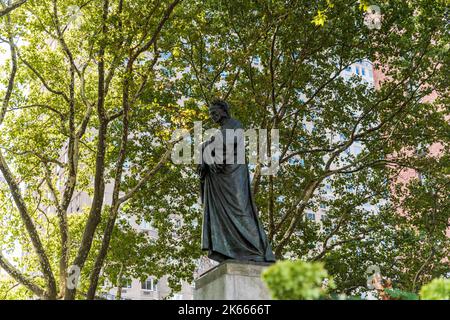 Bronze statue of Italian poet Dante Alighieri in Dante Park