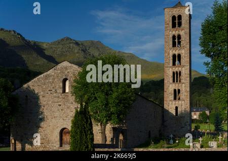 Romanesque Church of Sant Climent, built in the early 1100s, in the Vall de Boí village of Taüll, Catalonia, Spain.  An Italian-style belfry dwarfs the church, its round-arched mullioned openings growing wider as they ascend towards the upper bell chamber. Stock Photo
