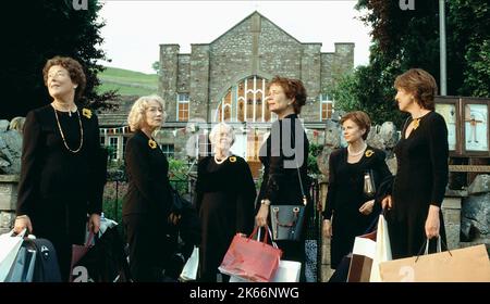 LINDA BASSETT, HELEN MIRREN, ANNETTE CROSBIE, CELIA IMRIE, JULIE WALTERS, PENELOPE WILTON, CALENDAR GIRLS, 2003 Stock Photo