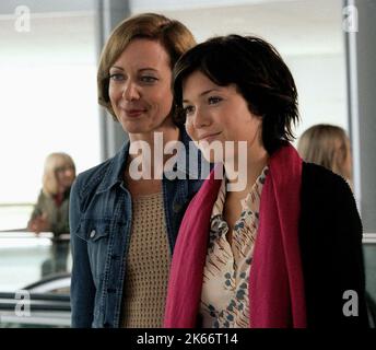 ALLISON JANNEY, MANDY MOORE, HOW TO DEAL, 2003 Stock Photo