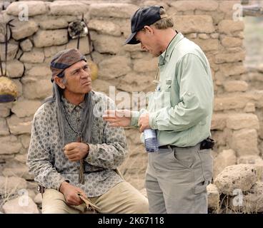 TOMMY LEE JONES, RON HOWARD, THE MISSING, 2003 Stock Photo