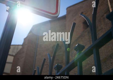 Au coin d'une rue du sud de la France (ville de Toulouse), une belle journée d'été. Stock Photo