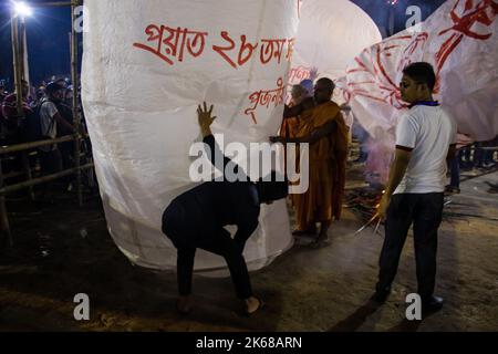 Dhaka, Bangladesh. 11th Oct, 2022. Lanterns being released during the Probarona Purnima Festival at Mukda Buddhist Temple, in Dhaka, Bangladesh, on October 11, 2022. (Photo by Md. Noor Hossain/Pacific Press/Sipa USA) Credit: Sipa USA/Alamy Live News Stock Photo