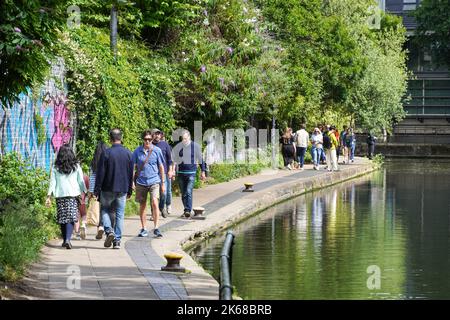 People on a footpath along the Regent's Canal between King's Cross and Camden Town, London England United Kingdom UK Stock Photo