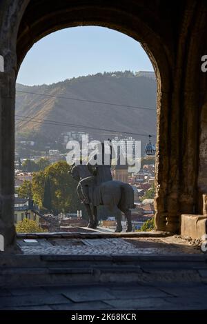 Reiterdenkmal, Denkmal für König Wachtang I. Gorgassali, Blick durch das Eingangangsportal von der Metechi-Kirche, Altstadt, Tiflis, Georgien Stock Photo