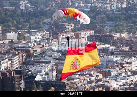 Madrid, Madrid, Spain. 12th Oct, 2022. October, 12; 2022 - Madrid, Spain: Paratrooper with the flag of Spain during the air parade of the armed forces for the Spain's National Day (Columbus Day) in Madrid, Spain. (Credit Image: © Alvaro Laguna/Pacific Press via ZUMA Press Wire) Stock Photo