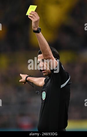 Naples, Italy. 12th Oct, 2022. DORTMUND - Referee Deniz Aytekin during the Bundesliga match between Borussia Dortmund and FC Bayern Munich at the Signal Iduna park on October 8, 2022 in Dortmund, Germany. ANP | Dutch Height | GERRIT FROM COLOGNE Credit: ANP/Alamy Live News Stock Photo