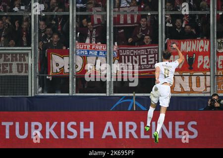 Pilsen, Czech Republic. 12th Oct, 2022. Soccer: Champions League, Viktoria Plzen - Bayern Munich, Group stage, Group C, Matchday 4 at Doosan Arena, Munich's Leon Goretzka cheers with fans after his 0:3. Credit: Peter Kneffel/dpa/Alamy Live News Stock Photo