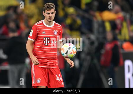 Naples, Italy. 12th Oct, 2022. DORTMUND - Josip Stanisic of FC Bayern Munchen during the Bundesliga match between Borussia Dortmund and FC Bayern Munich at Signal Iduna park on October 8, 2022 in Dortmund, Germany. ANP | Dutch Height | GERRIT FROM COLOGNE Credit: ANP/Alamy Live News Stock Photo
