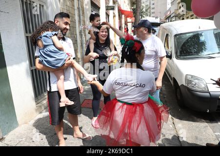 Sao Paulo, Sao Paulo, Brasil. 12th Oct, 2022. (INT) Toy delivery on Children's Day in Sao Paulo. October 12, 2022, Sao Paulo, Brazil: Delivery of toys to needy children in the Bela Vista neighborhood, in Sao Paulo, on Wednesday (12), Children's Day. The action is coordinated by Apacom (Sao Paulo Association of Community Support) (Credit Image: © Leco Viana/TheNEWS2 via ZUMA Press Wire) Stock Photo