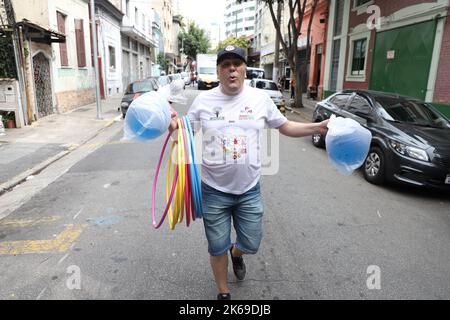 Sao Paulo, Sao Paulo, Brasil. 12th Oct, 2022. (INT) Toy delivery on Children's Day in Sao Paulo. October 12, 2022, Sao Paulo, Brazil: Delivery of toys to needy children in the Bela Vista neighborhood, in Sao Paulo, on Wednesday (12), Children's Day. The action is coordinated by Apacom (Sao Paulo Association of Community Support) (Credit Image: © Leco Viana/TheNEWS2 via ZUMA Press Wire) Stock Photo