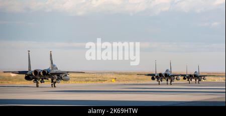 U.S. Air Force Airmen assigned to the 389th Fighter Squadron taxi F-15E Strike Eagles at Mountain Home Air Force Base, Idaho, Sep. 29, 2022. The Air Force aviators traveled in flights of four to provide support during their worldwide deployment. (U.S. Air Force photo by Staff Sgt. Joshua Hoskins) Stock Photo