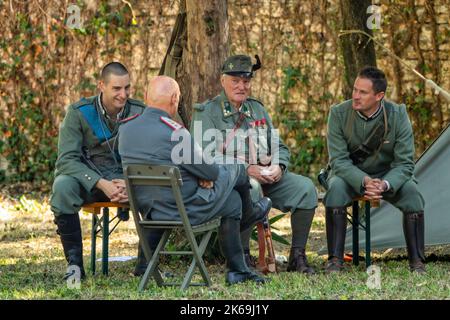 28 august 2022 Villa Varda Brugnera Italy: Military-historical reconstruction of the First World war. Seated men in vintage military uniform Stock Photo