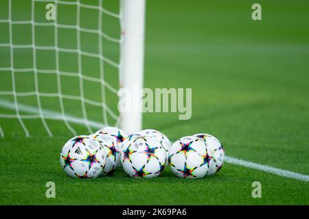 ligue des champions de l'uefa 2023, drapeau du fc barcelone avec un ballon  de football dans le filet, fond d'écran de l'uefa, travail 3d et image 3d.  erevan, arménie - 2023 janvier