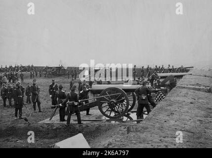 Union soldiers in an artillery bunker at Fort Richardson, Arlington, Virginia, during the Civil War, 1861. Stock Photo