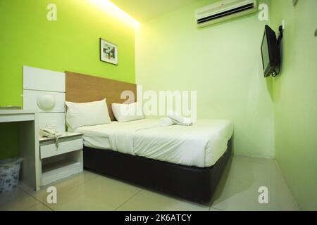 Perlis, MALAYSIA - Oktober 18, 2022: Wide angle shot of motel room in Perlis. Stock Photo