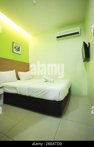 Perlis, MALAYSIA - Oktober 18, 2022: Wide angle shot of motel room in Perlis. Stock Photo