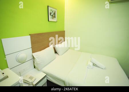 Perlis, MALAYSIA - Oktober 18, 2022: Wide angle shot of motel room in Perlis. Stock Photo