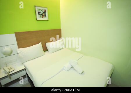 Perlis, MALAYSIA - Oktober 18, 2022: Wide angle shot of motel room in Perlis. Stock Photo