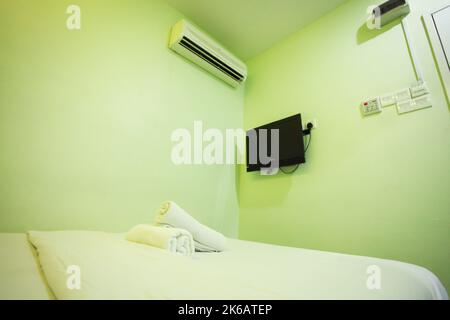 Perlis, MALAYSIA - Oktober 18, 2022: Wide angle shot of motel room in Perlis. Stock Photo