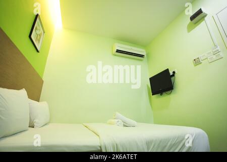 Perlis, MALAYSIA - Oktober 18, 2022: Wide angle shot of motel room in Perlis. Stock Photo