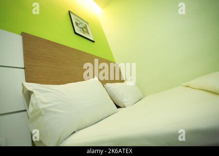 Perlis, MALAYSIA - Oktober 18, 2022: Wide angle shot of motel room in Perlis. Stock Photo