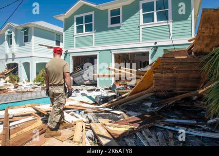 Fort Myers Beach, Florida, USA. 30th Sep, 2022. The 202nd RED HORSE Squadron clear roads in Fort Myers Beach, Florida in response to Hurricane Ian, Sept. 30, 2022. Credit: U.S. National Guard/ZUMA Press Wire Service/ZUMAPRESS.com/Alamy Live News