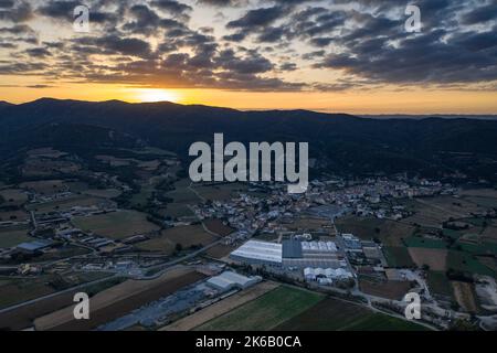 Aerial view of the town of Oliana at sunrise (Alt Urgell, Lleida, Catalonia, Spain) ESP: Vista aérea del pueblo de Oliana al amanecer (Cataluña) Stock Photo