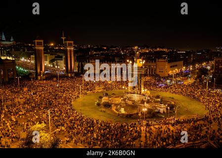 Plaça d'Espanya square (Place of Spain), in Barcelona, full of people during the pyromusical of La Mercè 2022 (Barcelona, Catalonia, Spain) Stock Photo