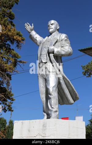 Statue of Vladimir Lenin (1870-1924), Isakeeva Street, Kochkor, Naryn Region, Kyrgyzstan, Central Asia Stock Photo