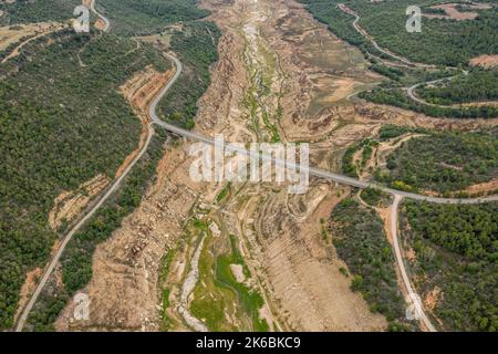 Aerial view of the almost dry Rialb reservoir during the 2022 drought (La Noguera, Lleida, Catalonia, Spain) ESP: Vista aérea del embalse de Rialb Stock Photo