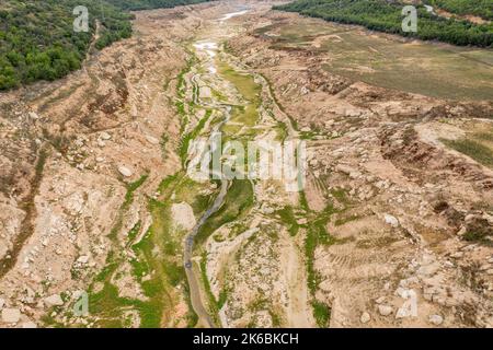 Aerial view of the almost dry Rialb reservoir during the 2022 drought (La Noguera, Lleida, Catalonia, Spain) ESP: Vista aérea del embalse de Rialb Stock Photo