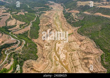 Aerial view of the almost dry Rialb reservoir during the 2022 drought (La Noguera, Lleida, Catalonia, Spain) ESP: Vista aérea del embalse de Rialb Stock Photo