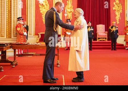 Dame Vanessa Redgrave from London is made a Dame Commander of the British Empire by the Prince of Wales at Buckingham Palace. Picture date: Thursday October 13, 2022. Stock Photo