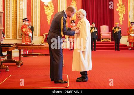 Dame Vanessa Redgrave from London is made a Dame Commander of the British Empire by the Prince of Wales at Buckingham Palace. Picture date: Thursday October 13, 2022. Stock Photo