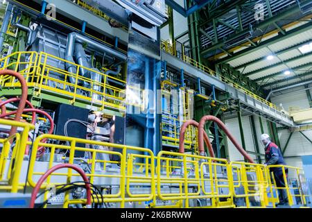 Dortmund, Germany. 13th Oct, 2022. An employee looks at a new hot-dip coating line (FBA 10) on the Thyssenkrupp-Westfalenhütte site. This investment strengthens the company's position as Germany's leading flat steel producer. Credit: Rolf Vennenbernd/dpa/Alamy Live News Stock Photo