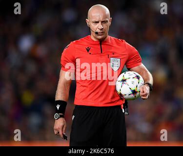 Barcelona, Spain. 12 October 2022. Referee Szymon Marciniak holds the ball during the UEFA Champions League football match between FC Barcelona and FC Internazionale. Credit: Nicolò Campo/Alamy Live News Stock Photo