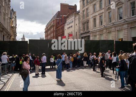 Road blocks at Trafalgar Square stopping people getting to The Mall through Admiralty Arch and Whitehall for Queens Coffin move to Westminster Hall. Stock Photo