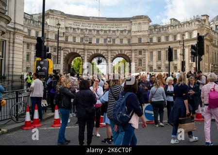 Road blocks at Trafalgar Square stopping people getting to The Mall through Admiralty Arch and Whitehall for Queens Coffin move to Westminster Hall. Stock Photo