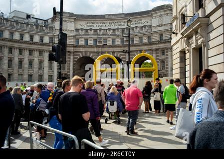 Road blocks at Trafalgar Square stopping people getting to The Mall through Admiralty Arch and Whitehall for Queens Coffin move to Westminster Hall. Stock Photo