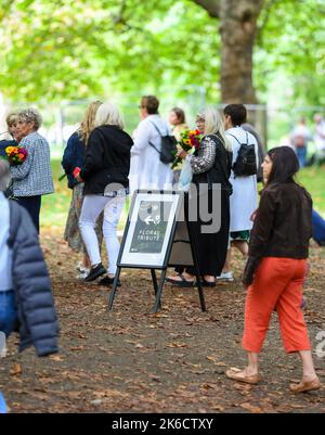 Signs showing the way to Green Park floral tribute where members of the public can lay flowers to mourn the late Queen Elizabeth 2nd. Stock Photo