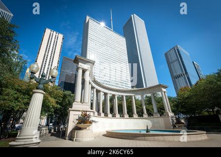 October 09, 2018, Millenium park, Chicago, Illinois, USA : famous entrance of the millenium park in the center of Chicago city with the skyline of dow Stock Photo