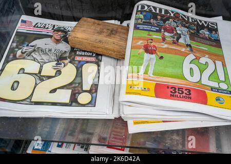 The front pages of the NY Post and NY Daily News report on the previous days’ 62nd home run by NY Yankees slugger Aaron Judge. Judge surpassed Roger Maris’ record of 61 home runs in a season at game agains the Texas Rangers. (© Richard B. Levine) Stock Photo