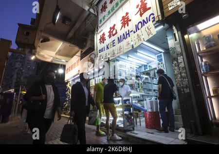 Cheung Shun-king, Mahjong tile artisan and owner of Biu Kee Mah-Jong, serves customers at Biu Kee Mah-Jong in Jordan. The old mahjong tile shop is forced to close at the end of October as it is evicted by the Buildings Department.  06OCT22 SCMP/ Edmond So Stock Photo