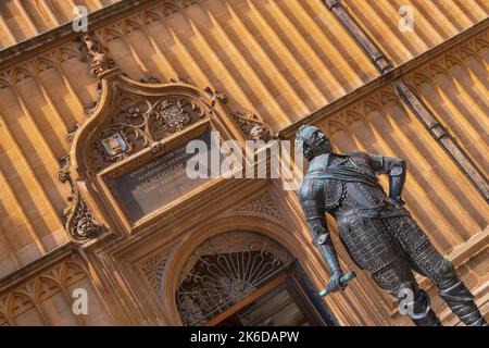 England, Oxfordshire, Oxford, Old Bodleian Library, Statue of William Herbert 3rd Earl of Pembroke at the library entrance in the Old Schools Quadrangle. Stock Photo