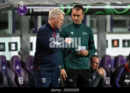 BRUSSELS - West Ham United FC trainer coach David Moyes talking to fourth official Milan Mitic during the UEFA Conference League match between RSC Anderlecht and West Ham United FC at Lotto Park stadium on October 6, 2022 in Brussels, Belgium. ANP | Dutch Height | Gerrit van Keulen Stock Photo