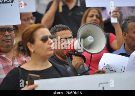 Tunis, Tunisia. 13th Oct, 2022. Tunisian journalists protest outside the government headquarters at the Kasbha.This protest movement aims to defend the sustainability of public media establishments and those confiscated, say the unions, in a joint statement, stressing their rejection of the government's policy aimed at ''liquidating the media' (Credit Image: © Chokri Mahjoub/ZUMA Press Wire) Stock Photo