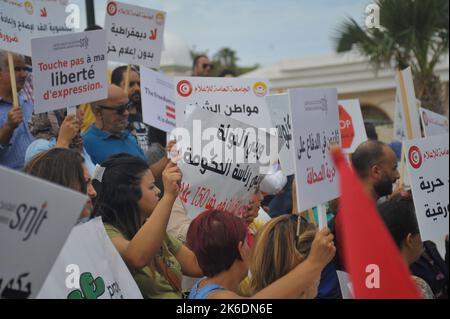 Tunis, Tunisia. 13th Oct, 2022. Tunisian journalists protest outside the government headquarters at the Kasbha.This protest movement aims to defend the sustainability of public media establishments and those confiscated, say the unions, in a joint statement, stressing their rejection of the government's policy aimed at ''liquidating the media' (Credit Image: © Chokri Mahjoub/ZUMA Press Wire) Stock Photo