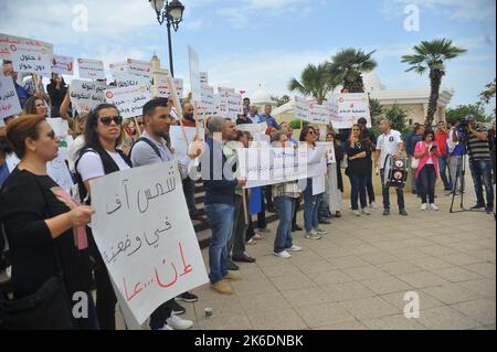 Tunis, Tunisia. 13th Oct, 2022. Tunisian journalists protest outside the government headquarters at the Kasbha.This protest movement aims to defend the sustainability of public media establishments and those confiscated, say the unions, in a joint statement, stressing their rejection of the government's policy aimed at ''liquidating the media' (Credit Image: © Chokri Mahjoub/ZUMA Press Wire) Stock Photo