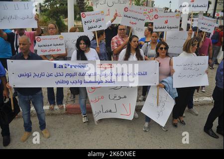 Tunis, Tunisia. 13th Oct, 2022. Tunisian journalists protest outside the government headquarters at the Kasbha.This protest movement aims to defend the sustainability of public media establishments and those confiscated, say the unions, in a joint statement, stressing their rejection of the government's policy aimed at ''liquidating the media' (Credit Image: © Chokri Mahjoub/ZUMA Press Wire) Stock Photo